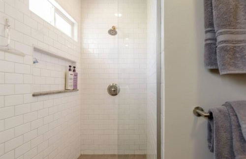 Charming Mid-Century Craftsman, Hot Tub with Serene Yard - Foto 17