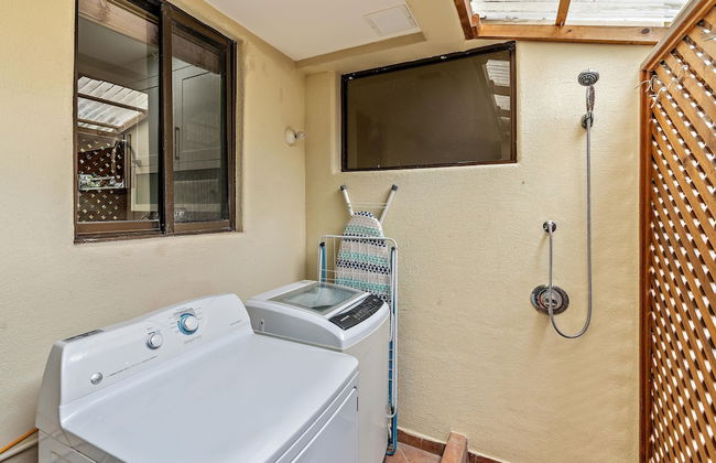 Colorful & Private 2-Bedroom Condo Just a Short Walk from the Beach - Foto 13