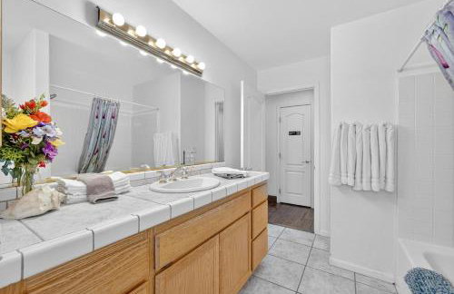 4BR Desert Oasis near Valley and Vegas - Foto 34