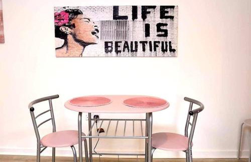 The Cabin with optional Hot Tub Projector DEPOSIT REQUIRED FOR PROJECTOR - Foto 8