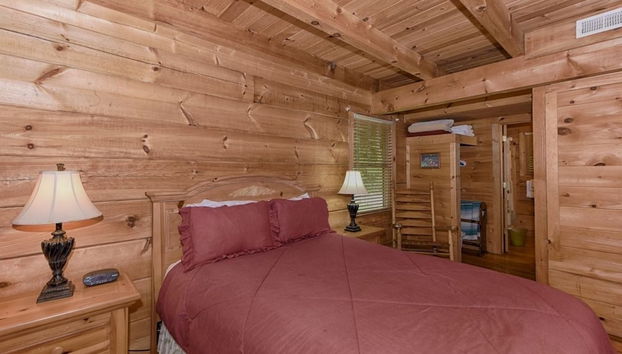 Whisper Creek 2 Bedroom Cabin by RedAwning - Foto 2, Habitación