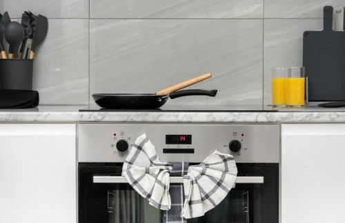 Beautiful Orpington Home w Pool Table and Driveway - Photo 45