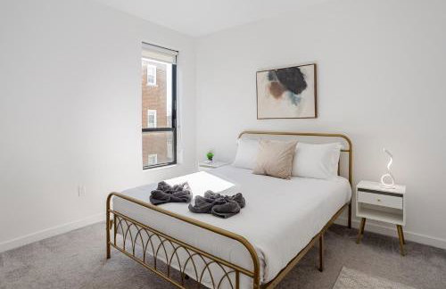 Modern & Spacious 2BR Apartment with Gym & Parking - Photo 2