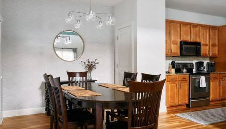 Modern Home next to Vanderbilt Campus with Parking, Screened Porch & Workspace, Walk to Hillsboro Village, Fido & Pancake Pantry, Minutes to Music Row, 12 South & Broadway, Perfect for Families, Friends & University Visits - Foto 4