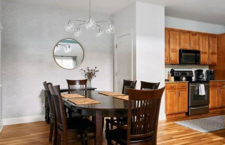 Modern Home next to Vanderbilt Campus with Parking, Screened Porch & Workspace, Walk to Hillsboro Village, Fido & Pancake Pantry, Minutes to Music Row, 12 South & Broadway, Perfect for Families, Friends & University Visits - Foto 4