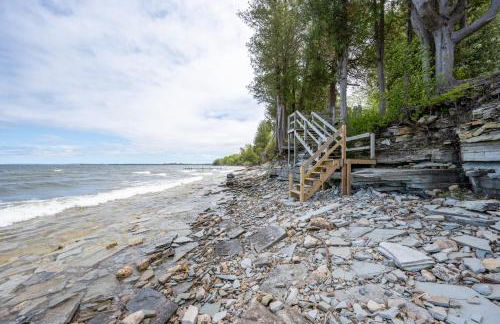 Yorita Manor - Lake Front Getaway! Dogs, Fire Pit & Deck - Photo 34