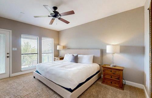 Spacious Lakefront Hideaway with Decks, Grill, Billiards, Tennis & Pool - Foto 16