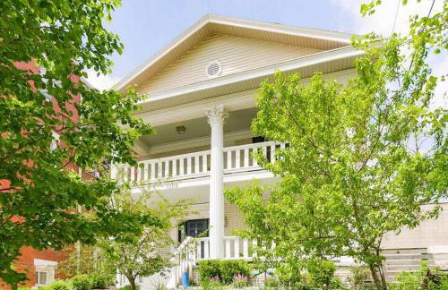 Chic 4BR 3BA Historic Home Near Country Club Plaza - Photo 15