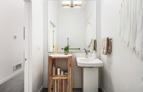 NEW! Central Ballard 3BR Townhome Fits 8 Free Parking AC Family Friendly - Foto 24