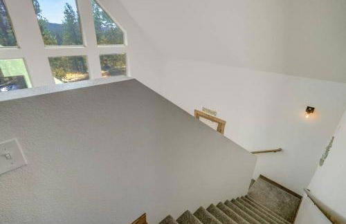 Rustic cabin charm w/ hot tub, arcade basketball - Foto 53