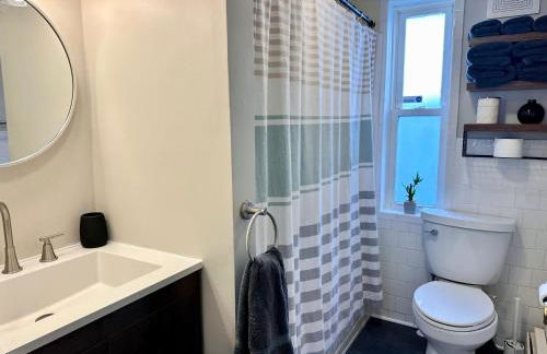 Bright 2-Bedroom Apartment in Federal Hill with Parking, Walk to Atwells Ave - Foto 8