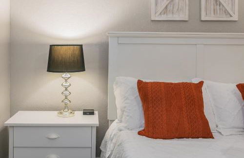 Cozy 2BR Farmhouse Apt - Sleeps 8 - FREE Parking! - Photo 22