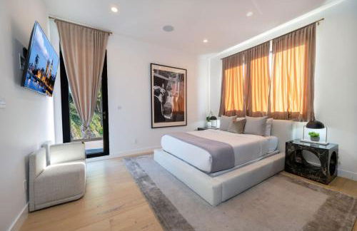 Luxury 6BR Beverly Hills Villa with Pool and Views - Photo 36