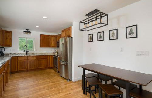 Hot Tub + Views | Cozy Retreat - Foto 34