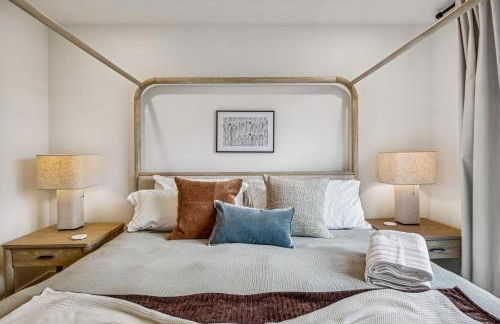 Modern Multi-Level Retreat with Rooftop Hot Tub - Foto 29