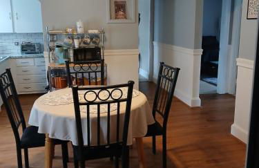 Cozy Urban Retreat - Photo 12