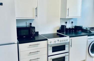 Strood Modern Flat with full kitchen and bathroom - Flat 1 Ground Floor - Photo 2