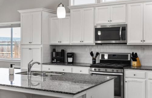 Spacious Home with Private Pool - Photo 4