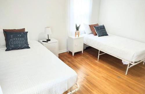 End Zone Escape-Light and Bright HOF Village Home - Foto 7