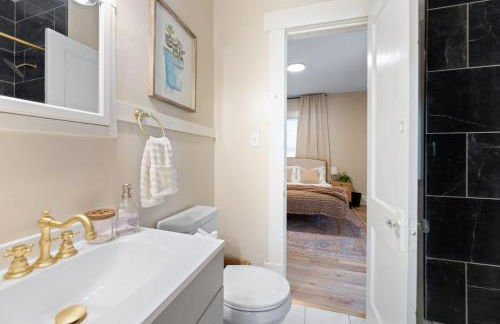 Beautiful 2 Bed 1 Bath home near College Hill - Photo 32