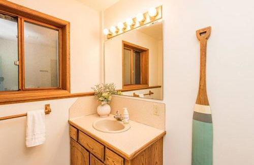 Waterfront Retreat with Fireplace, Hot Tub & Sauna - Foto 40