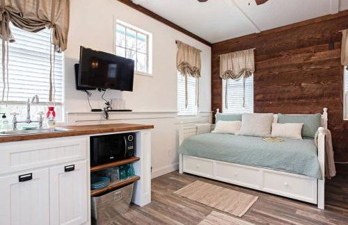 Rustic and Romantic Cabin with Breakfast Included near Royse City, Texas - Foto 6