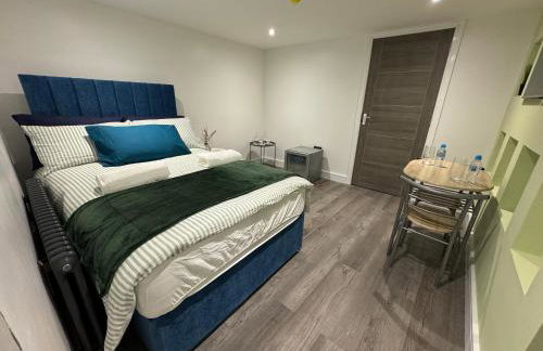 Southgate Luxury Apartments-Jaquzzi Bath-Private Parking- suitable for contractors - Foto 28