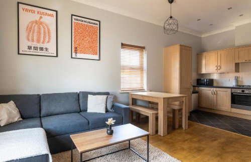 2BR 2BA Apartment - Emperor Beds - Free Parking - Near LGW Airport - Photo 3