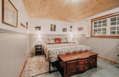 72MF - Rustic - Pets Ok - Sleeps 2 cabin - Photo 6