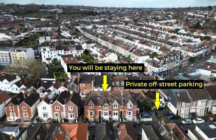 North Rd Apartment with Garden by N And N Stays Ltd, Close to vibrant Gloucester Rd with plenty of restaurants and shops near by, free on street parking - Foto 12