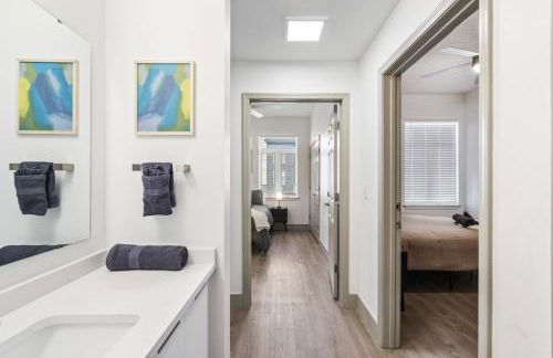 Bright Uptown Bliss - Free Parking, Walkable, Views - Foto 25