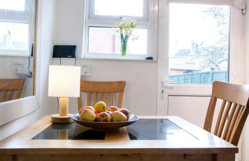 Quiet self contained studio flat near town centre and university - Foto 9