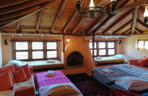 Large Stone Villa with garden. - Foto 24