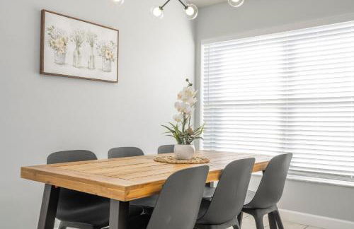 Magical 5-Bedroom Retreat w/ Pool, 3 Ensuite Bedrooms, Near Disney, and Internet! - Foto 29