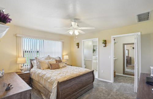 Luxurious Florida Home with Pool and Canal Access - Foto 18