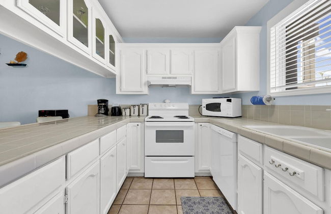 2-story Condo Next to Beach w/ Ocean Views! - Foto 14