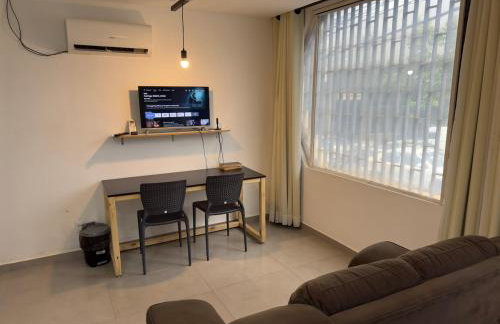 09 - ESTÚDIO COMPLETO com Ar condicionado, Cozinha, Vaga de garagem, bem localizado, próximo ao LifeCenter - Foto 3