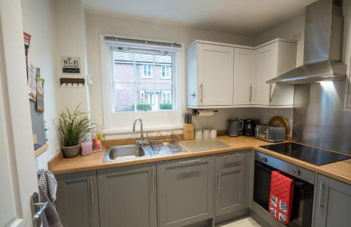 Relaxing Town Centre House - Perfect for Exploring - Photo 5