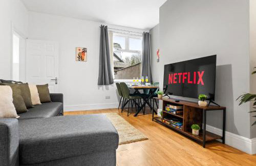 Comfortable 4 Bed Home - Free Parking & Fast WiFi - Foto 20