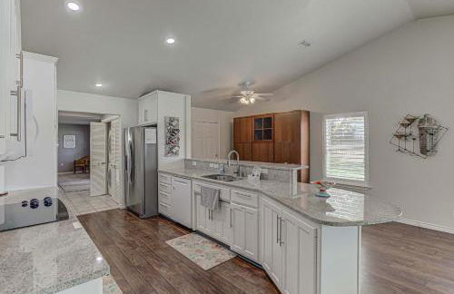 Waterfront 3BR Retreat - Pool & Hot Tub - Foto 17