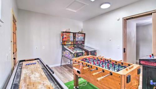 Family Cabin with Game Room! 32 Mi to Sunrise Resort - Foto 2