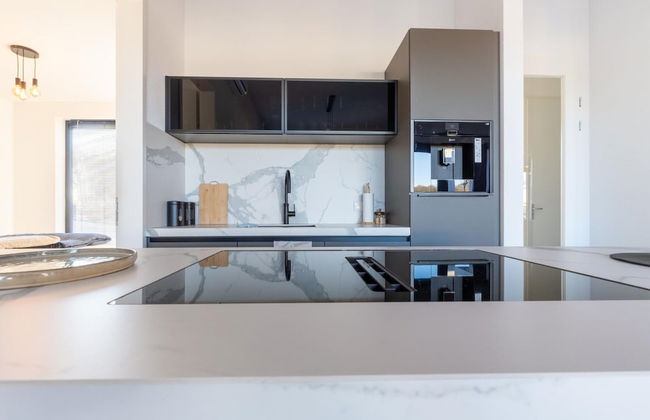 Cozy Villa With Lakeside Views - Photo 13