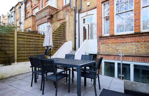 The Clapham Crib - Spacious 4BDR House with Patio - Photo 76