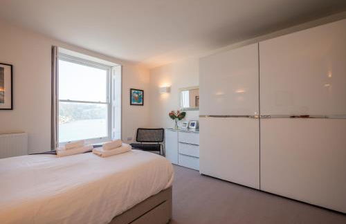 Riverside Apartment with Stunning Views & Patio - Foto 22