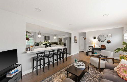 Private Upper Unit Home, Pet Friendly, Min to DT - Foto 16