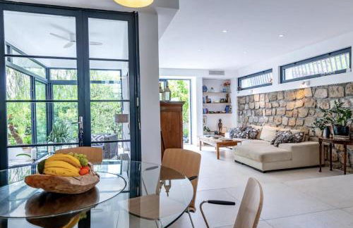 Magical Villa with Secluded Garden - Beach, Port & Centre - Photo 14