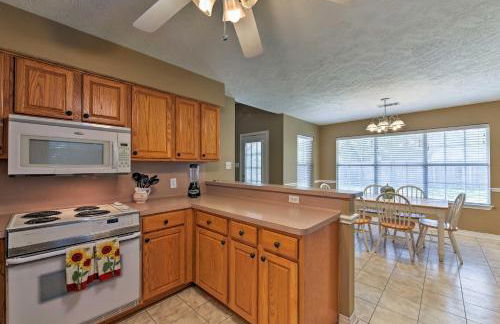 Cozy College Station Home with Patio and Fireplace - Foto 10