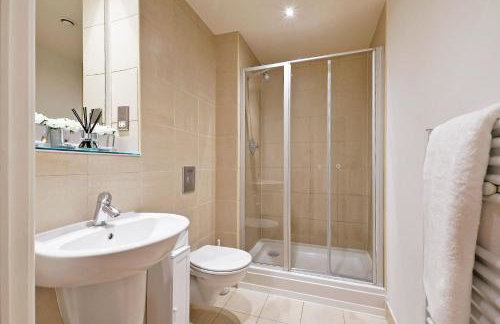 Deluxe City Centre Studio Apartment with Balcony & City Views - FREE WIFI NETFLIX, GYM ACCESS - WESTONE - Photo 10