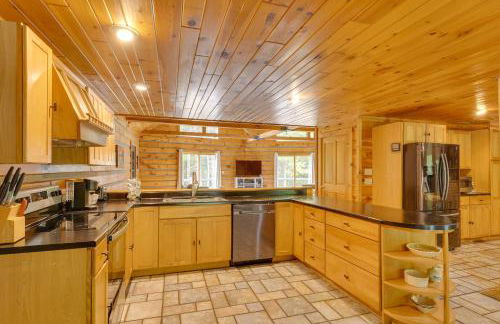 A-Frame Log Home with Game Room Near Lake George! - Foto 11