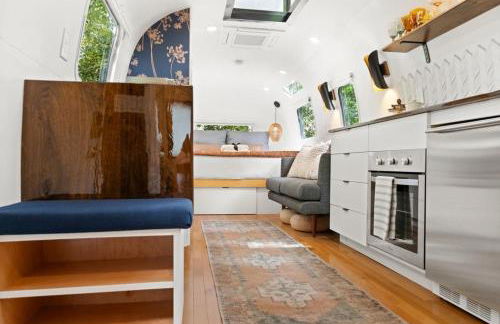 Luxury Airstream w hot tub, king bed, & grill - Foto 23